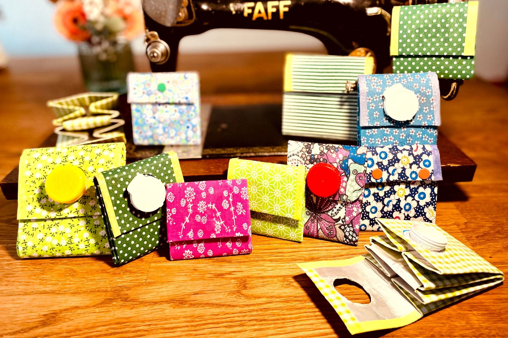 Bunte, dekorative Upcycling Geldbeutel in verschiedenen Mustern auf einem Tisch angeordnet.
